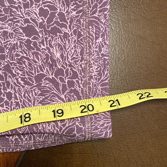 Lululemon purple knee length leggings size 8 - Picture 6 of 6